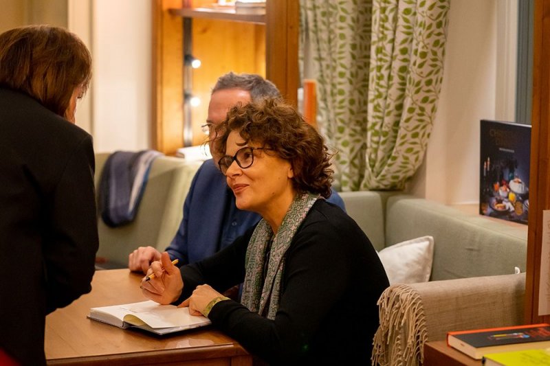 Barbara Auer signiert in der Bibliothek